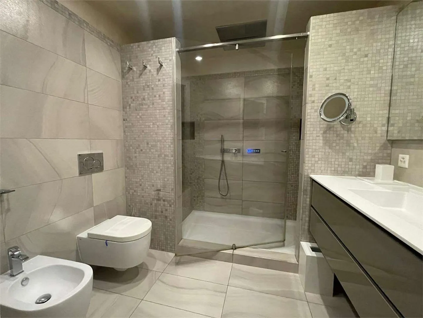 Modern furnished apartment for rent with panoramic lake view - Photo 6 of 13