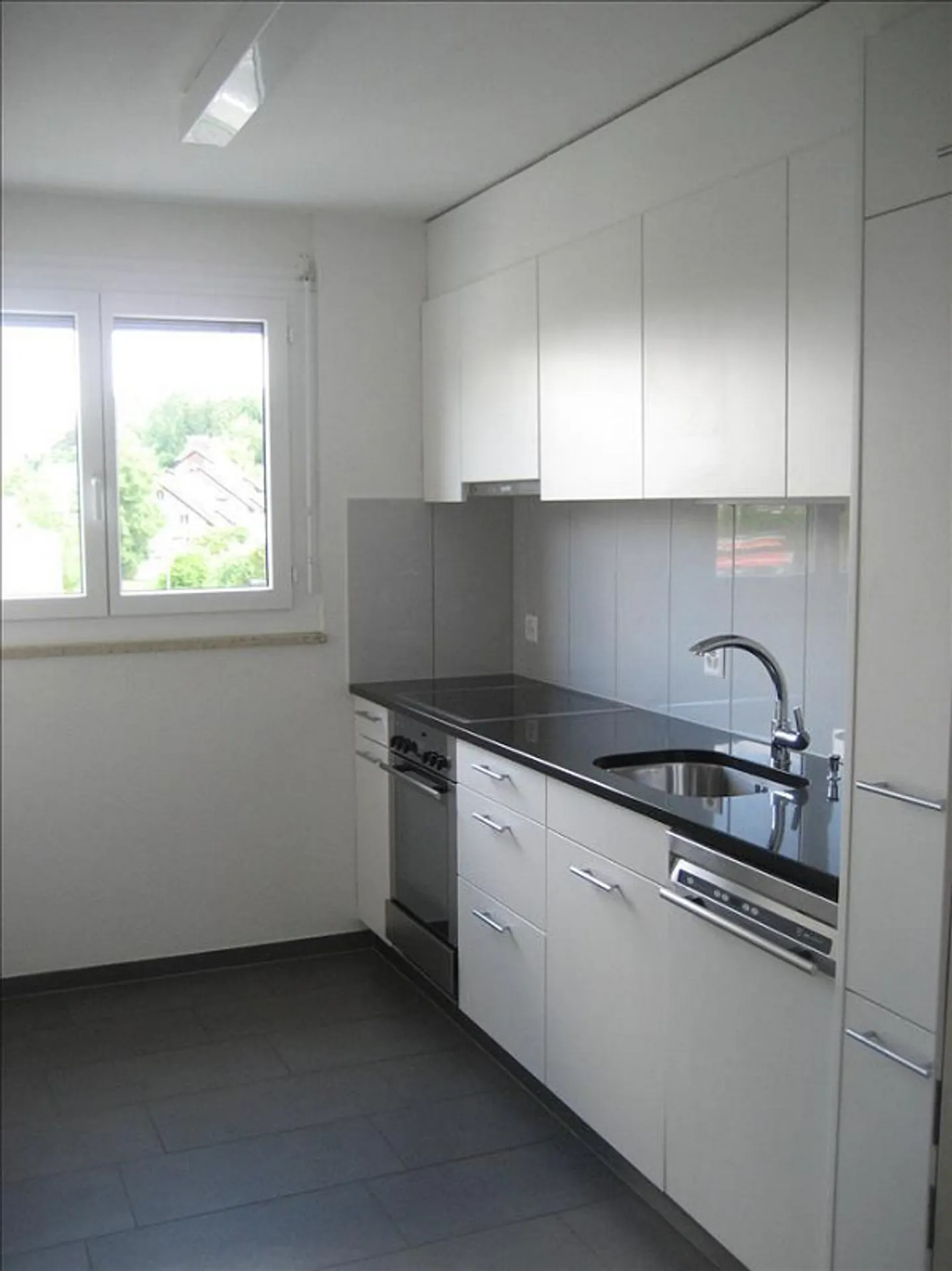 Bright 4.5-Room Apartment - Photo 3 of 6