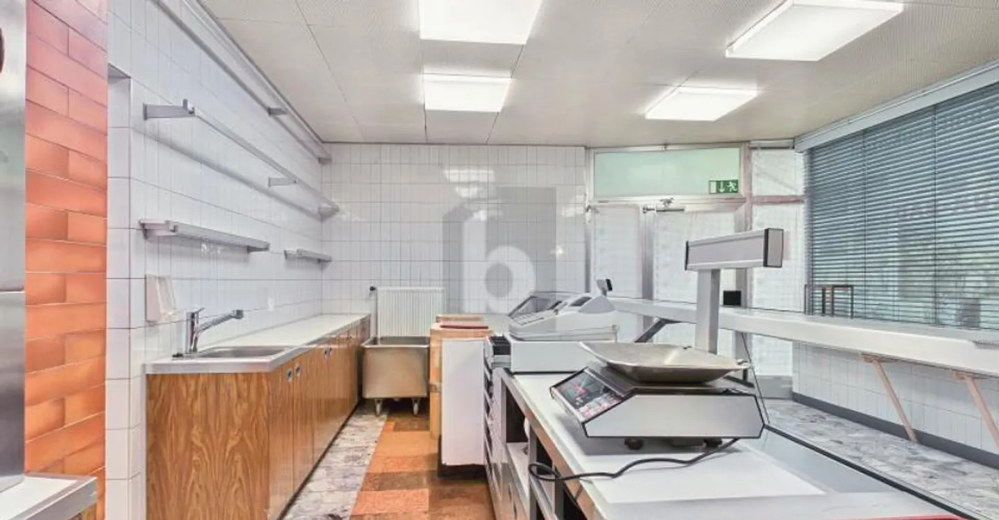 IN MIGLIOR POSIZIONE CON PASSAGGIO PEDONALE - Foto 3 di 5