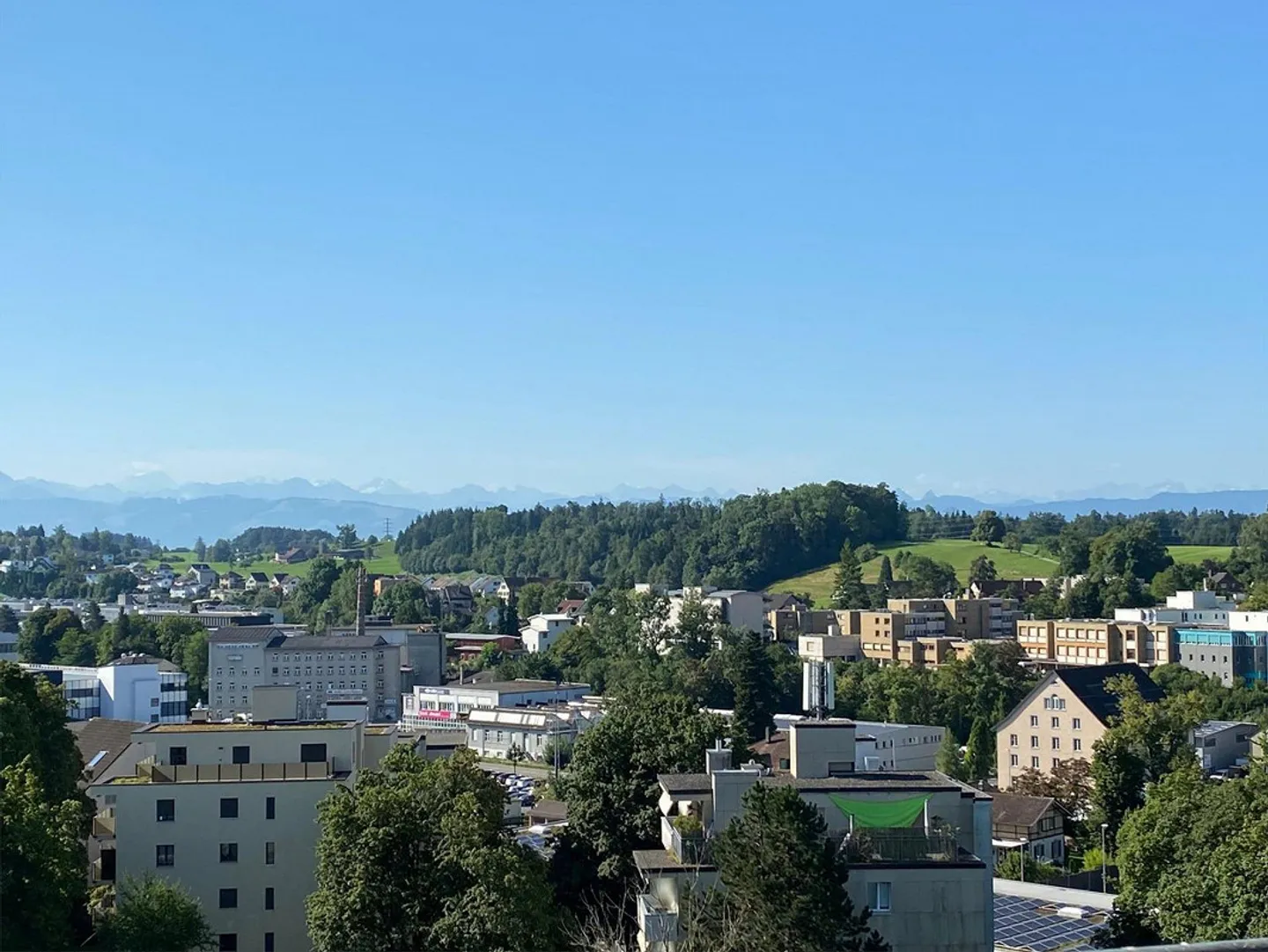 Appartement moderne de 4,5 pièces avec balcon et vue sur la verdure - Photo 5 sur 7