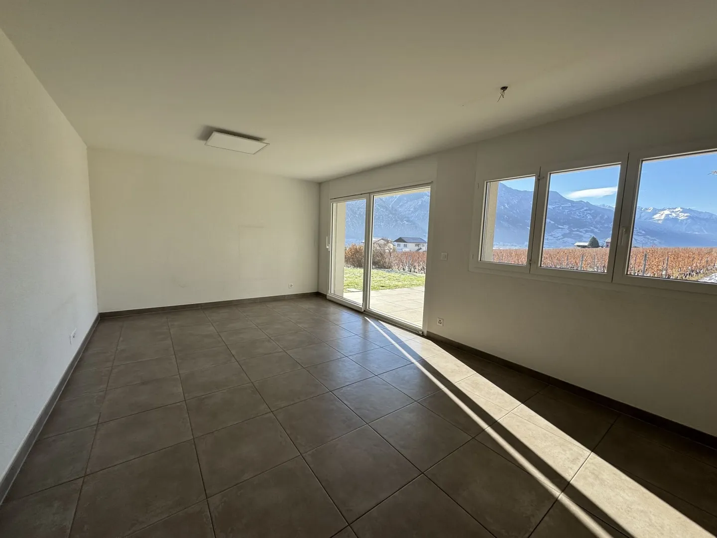 Schöne 2,5-Zimmer-Wohnung mit Terrasse zu vermieten - Foto 3 von 8