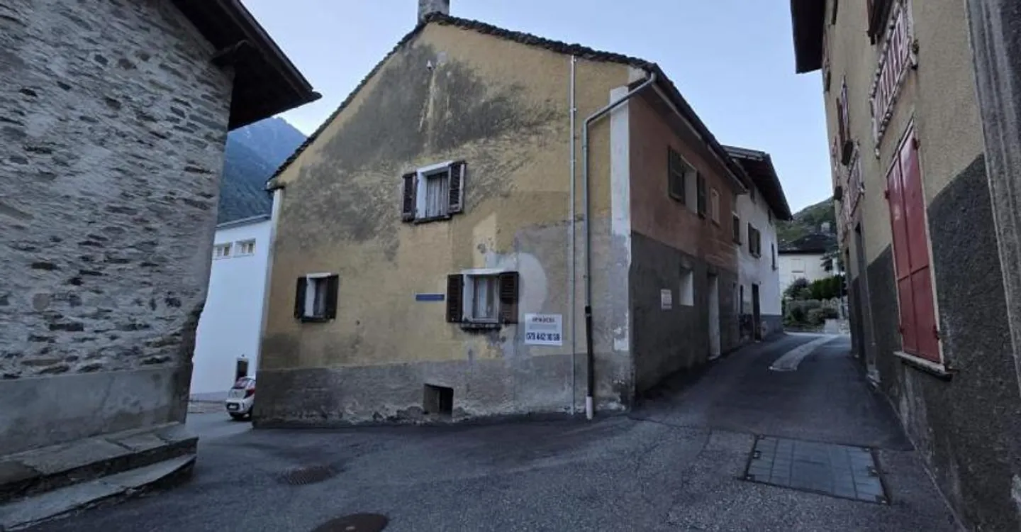 SPAZIOSO NEL CUORE DEL VILLAGGIO DA RISTRUTTURARE - Foto 1 di 4
