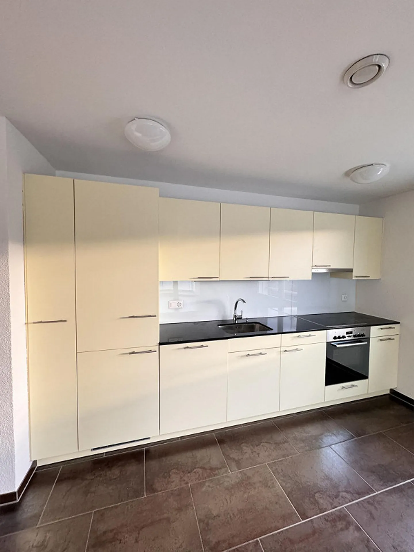 Modern 2.5-room apartment in a central and quiet location - Photo 1 of 8