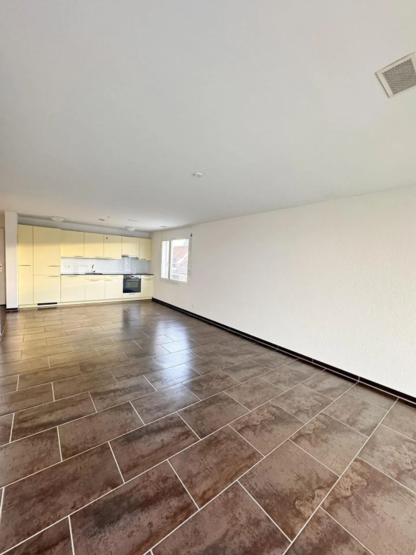 Modern 2.5-room apartment in a central and quiet location - Photo 2 of 8