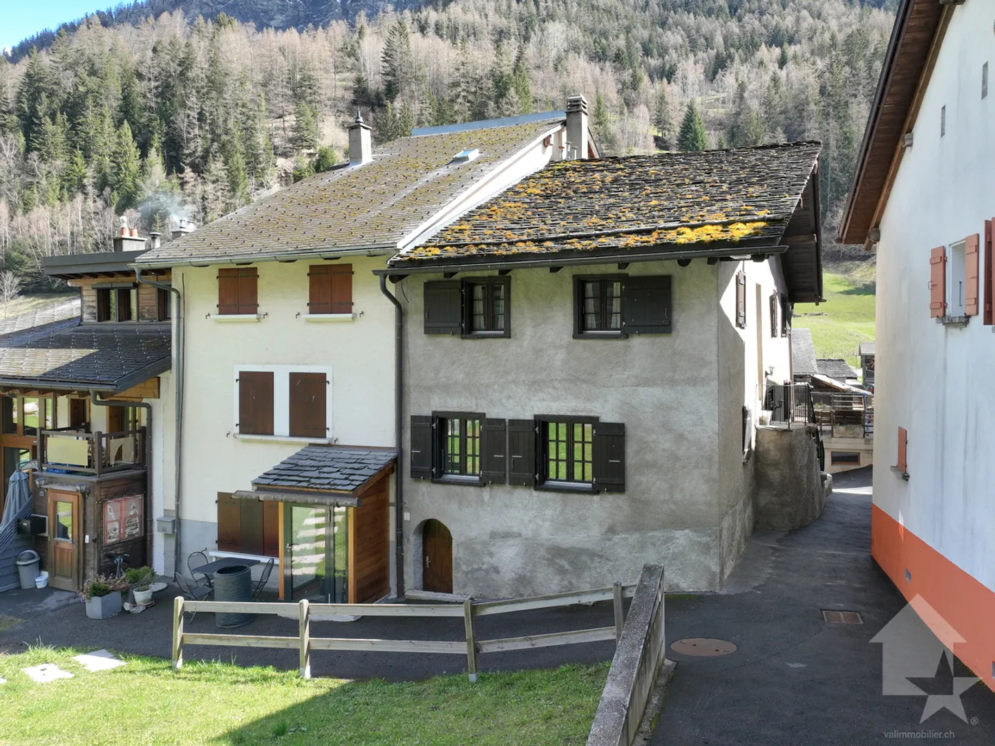 Authentic village house with two apartments - Photo 2 of 16
