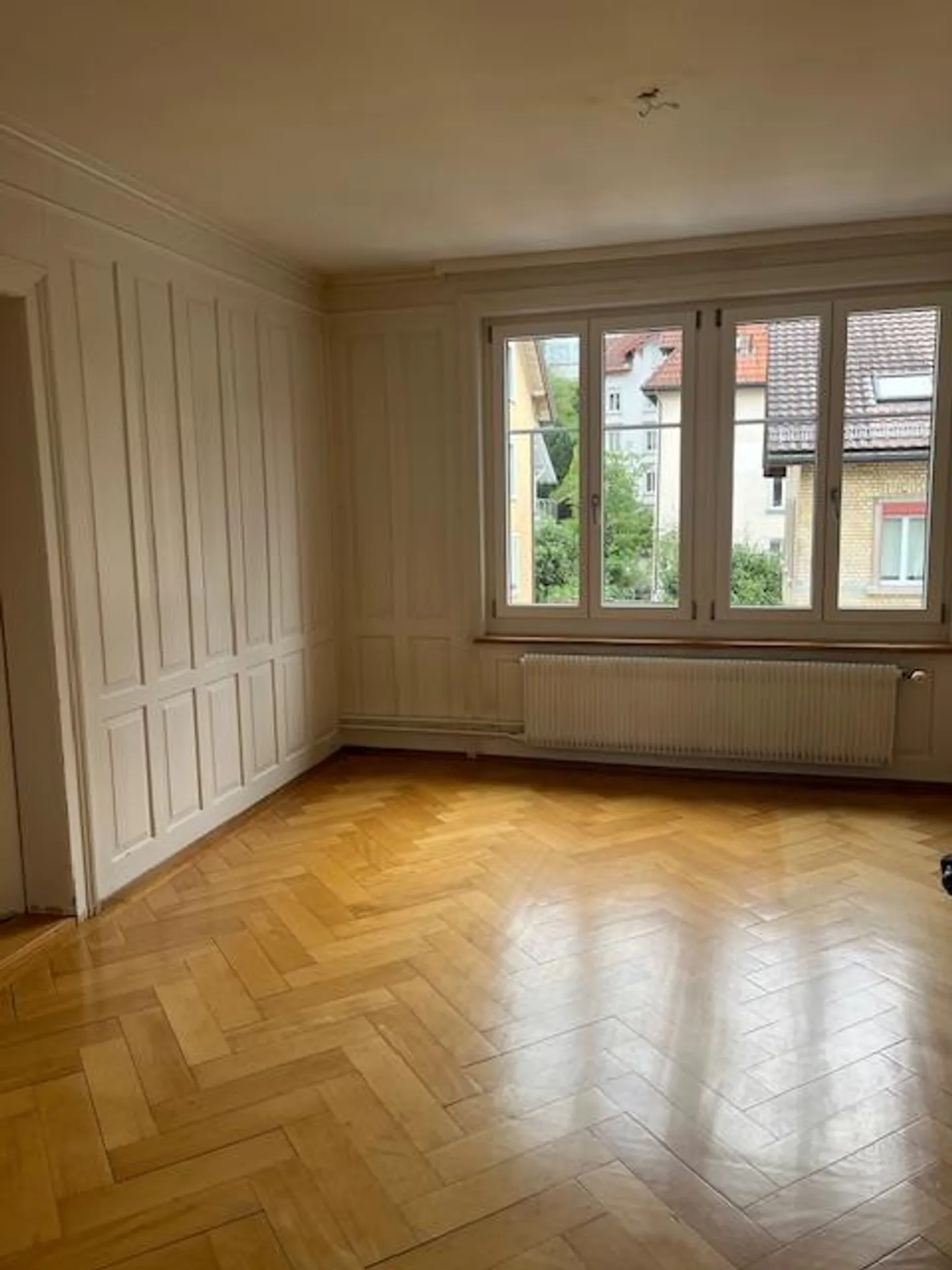 Bellissimo appartamento di 4 stanze in un vecchio edificio ai margini della città - Foto 2 di 14