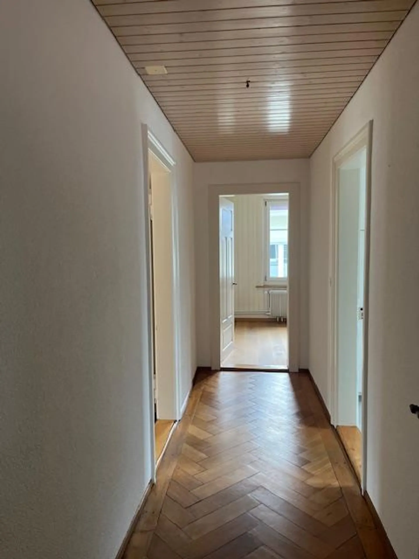 Bellissimo appartamento di 4 stanze in un vecchio edificio ai margini della città - Foto 3 di 14