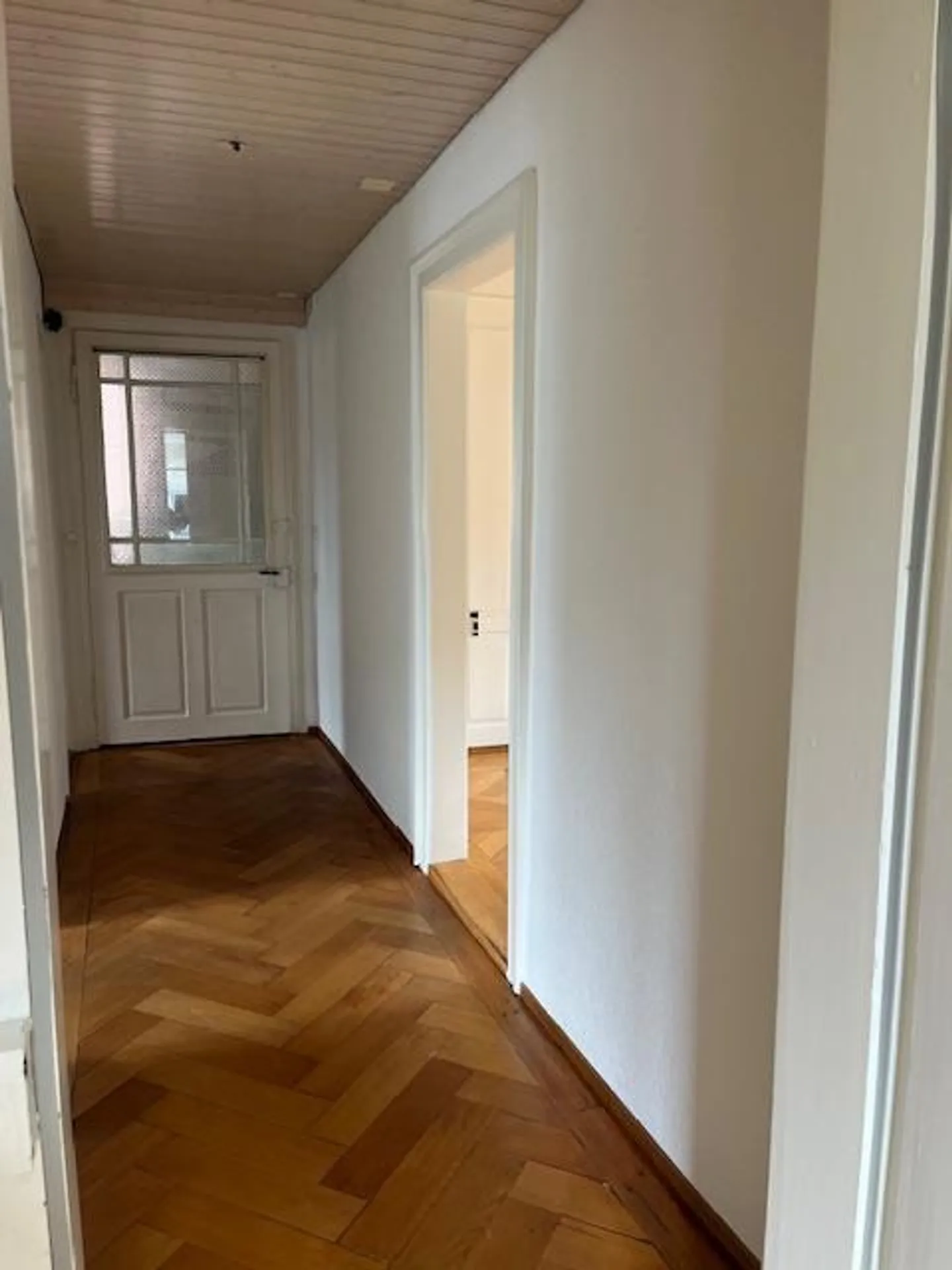 Bellissimo appartamento di 4 stanze in un vecchio edificio ai margini della città - Foto 4 di 14