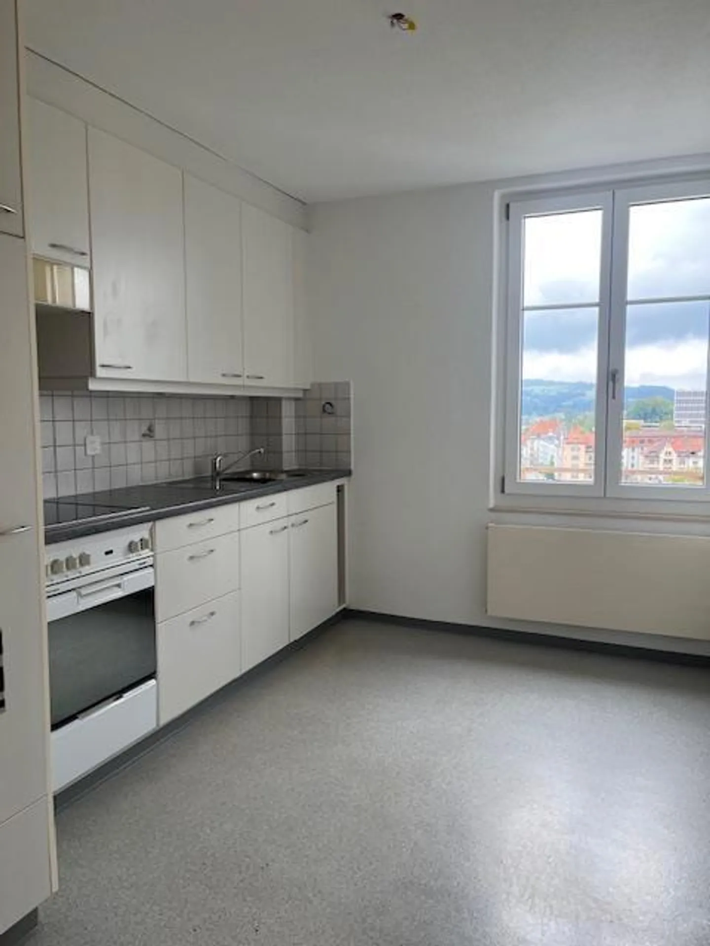 Bellissimo appartamento di 4 stanze in un vecchio edificio ai margini della città - Foto 5 di 14