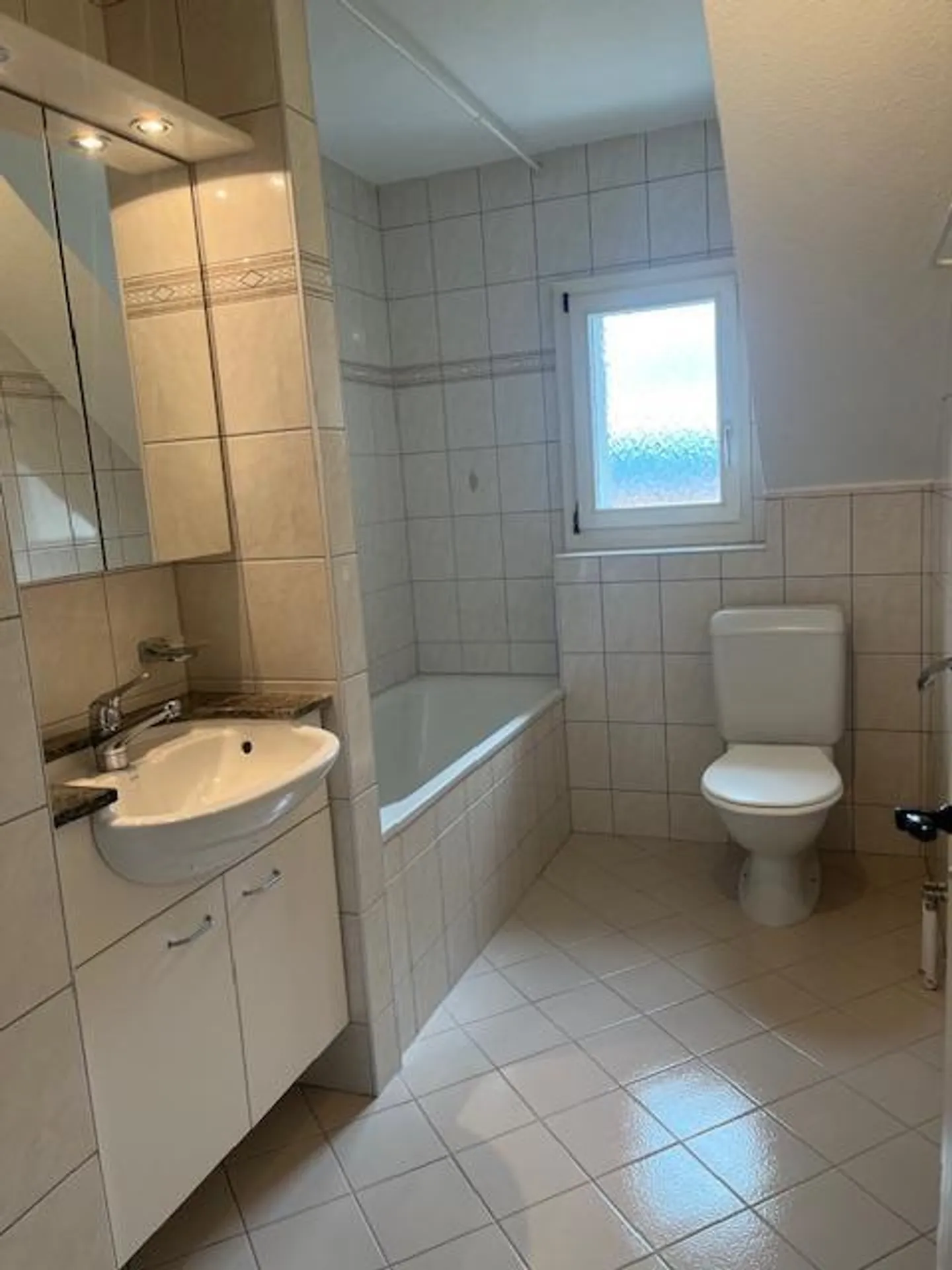 Bellissimo appartamento di 4 stanze in un vecchio edificio ai margini della città - Foto 13 di 14