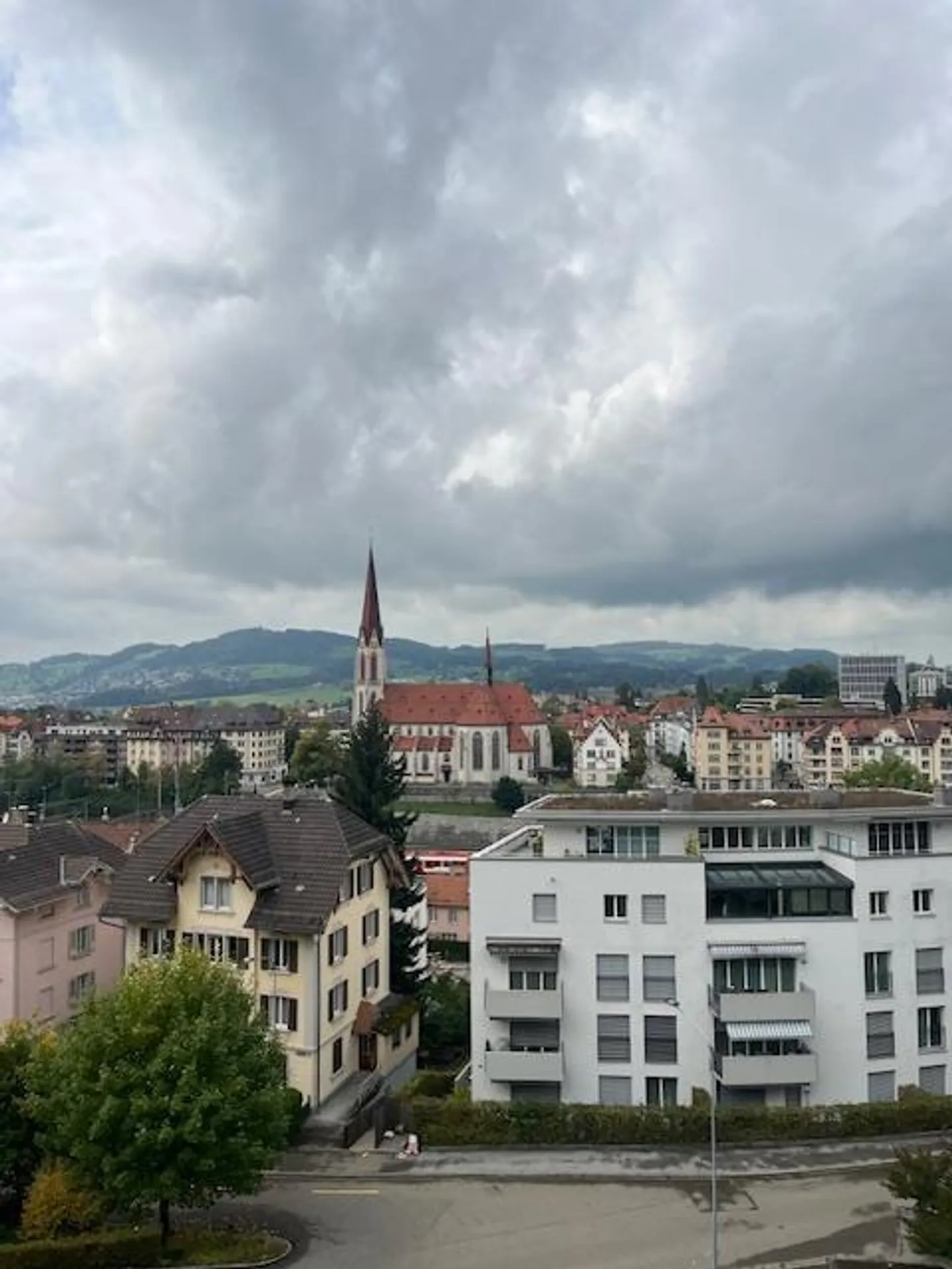 Bellissimo appartamento di 4 stanze in un vecchio edificio ai margini della città - Foto 14 di 14