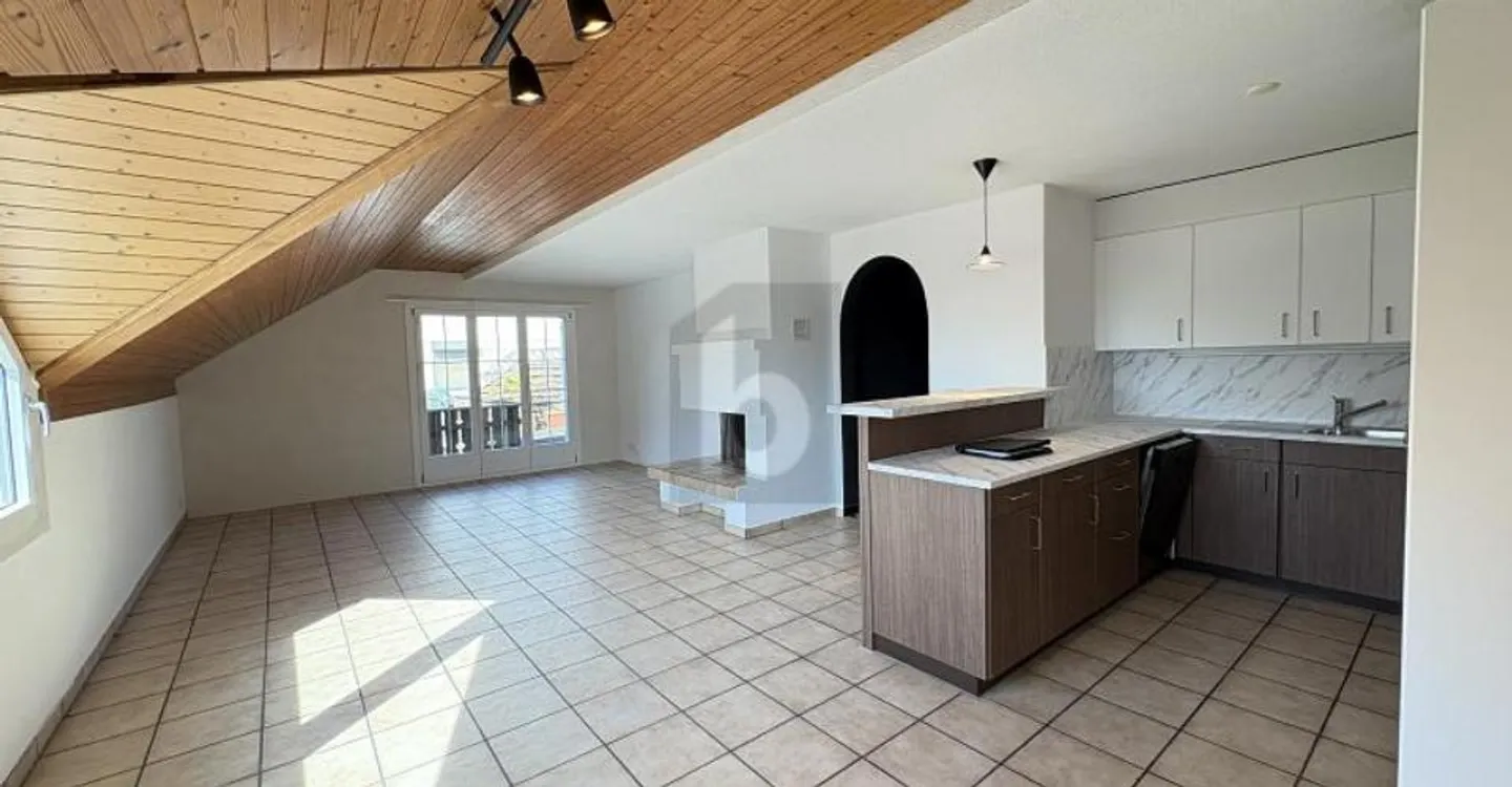 PRICE HAMMER! FRESHLY RENOVATED WITH LARGE TERRACE - Photo 3 of 6