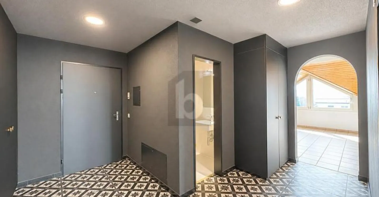 PRICE HAMMER! FRESHLY RENOVATED WITH LARGE TERRACE - Photo 4 of 6