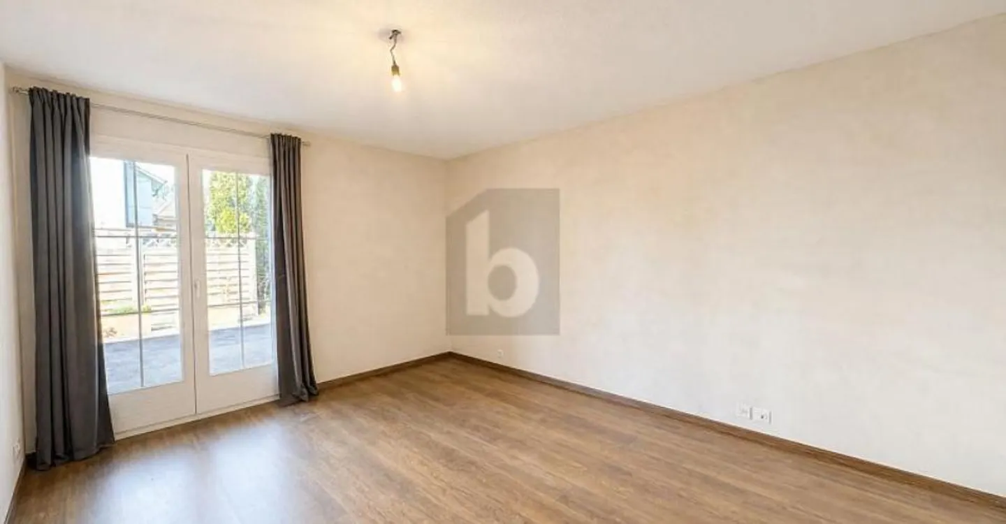 PRICE HAMMER! FRESHLY RENOVATED WITH LARGE TERRACE - Photo 5 of 6