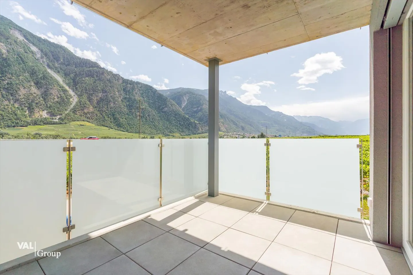 A modern living experience in this 4.5-room apartment with balcony - Photo 5 of 9