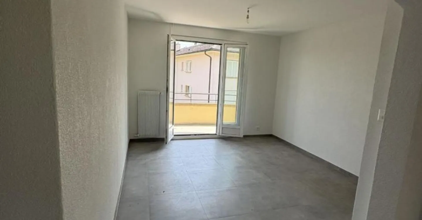 Fully renovated 3-room apartment - Photo 2 of 8