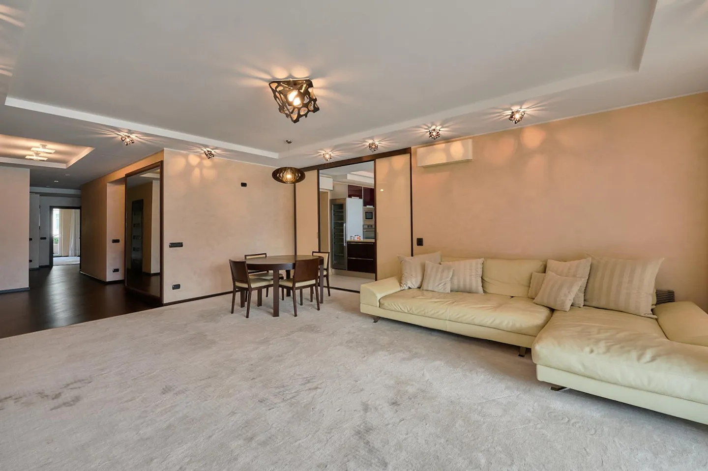 Appartement Élégant 4,5 Chambres au Centre-Ville avec Vue sur le Lac - Photo 3 sur 9