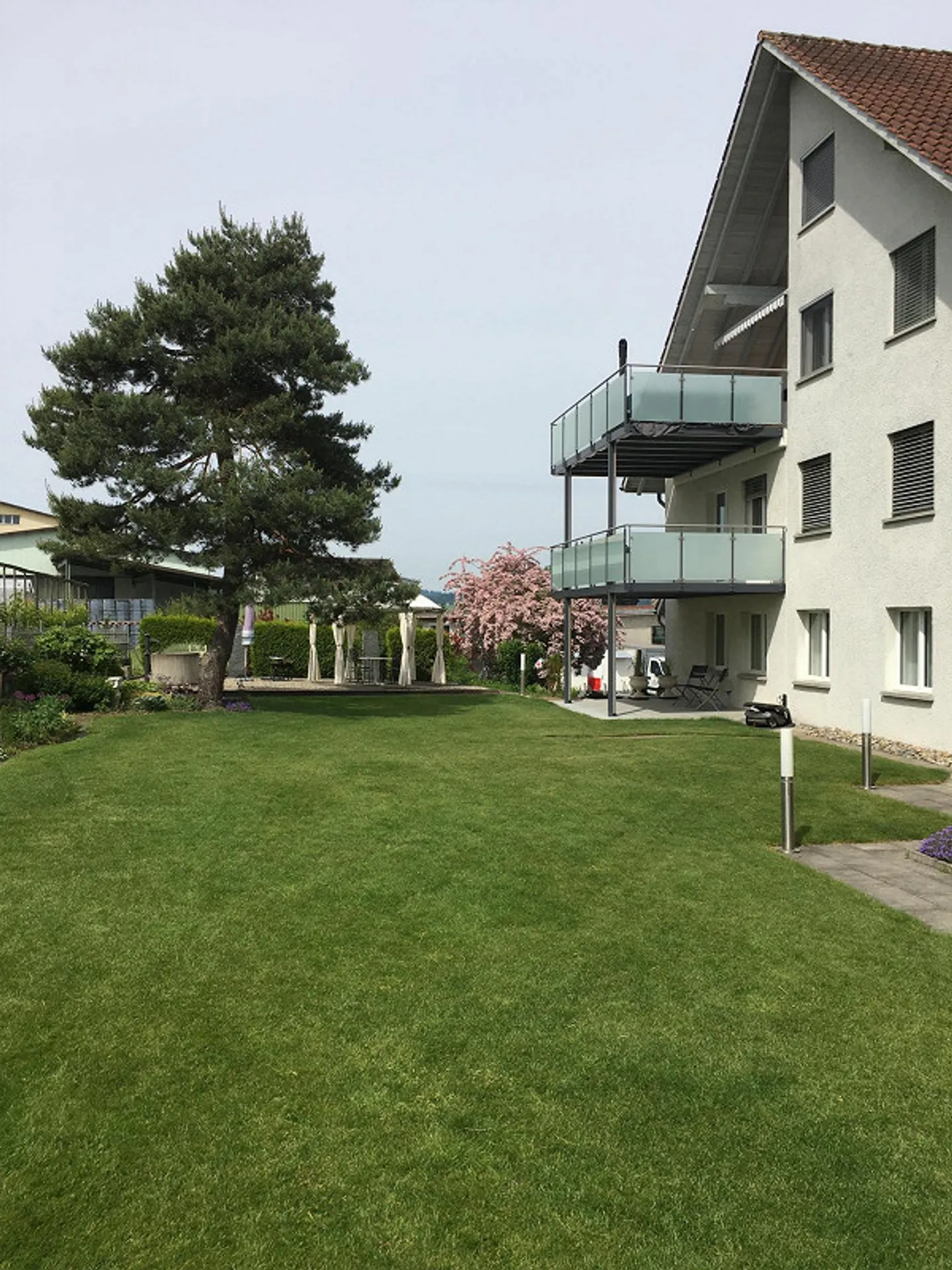 Geräumige Wohnung mit großer Terrasse - Foto 1 von 14