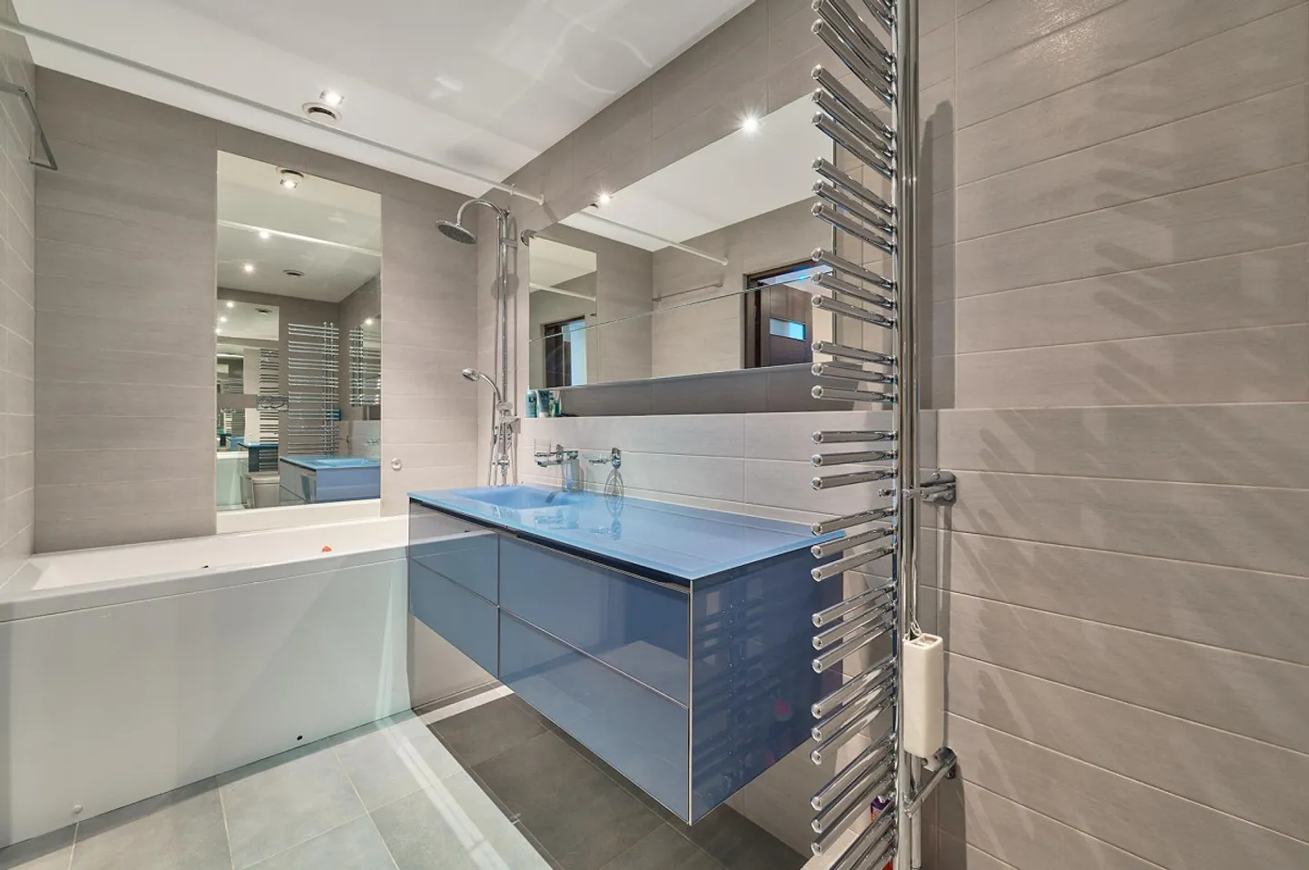 Appartement Élégant 4,5 Chambres au Centre-Ville avec Vue sur le Lac - Photo 9 sur 9