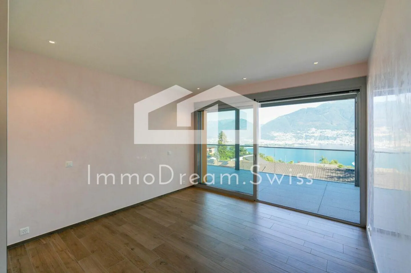Condominio moderno di 4 ½ stanze all'ultimo piano con vista mozzafiato sul lago e sulle montagne - Foto 1 di 12
