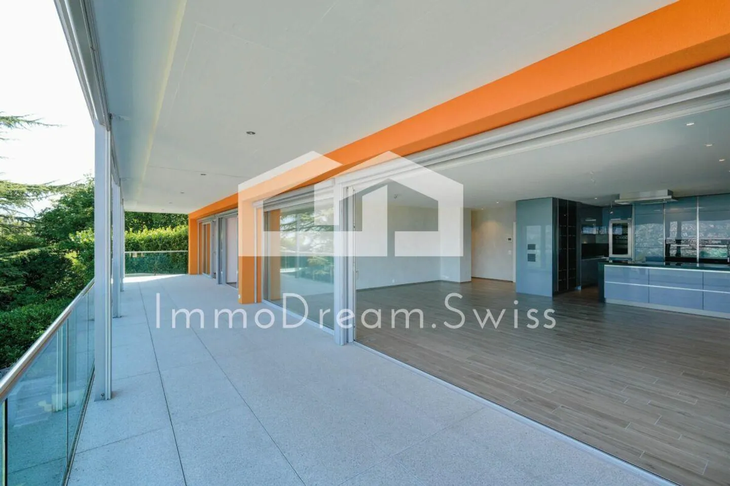 Condominio moderno di 4 ½ stanze all'ultimo piano con vista mozzafiato sul lago e sulle montagne - Foto 5 di 12