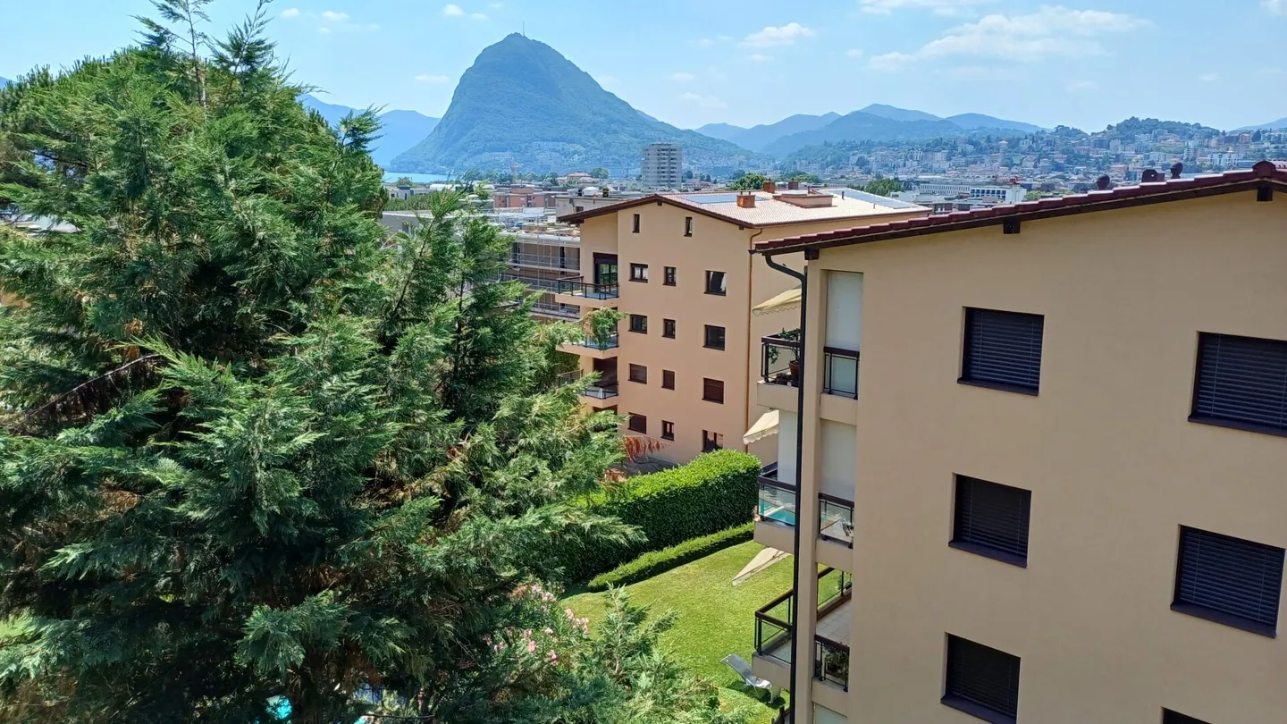 Appartamento all'ultimo piano con splendida vista aperta sul lago - Foto 2 di 12