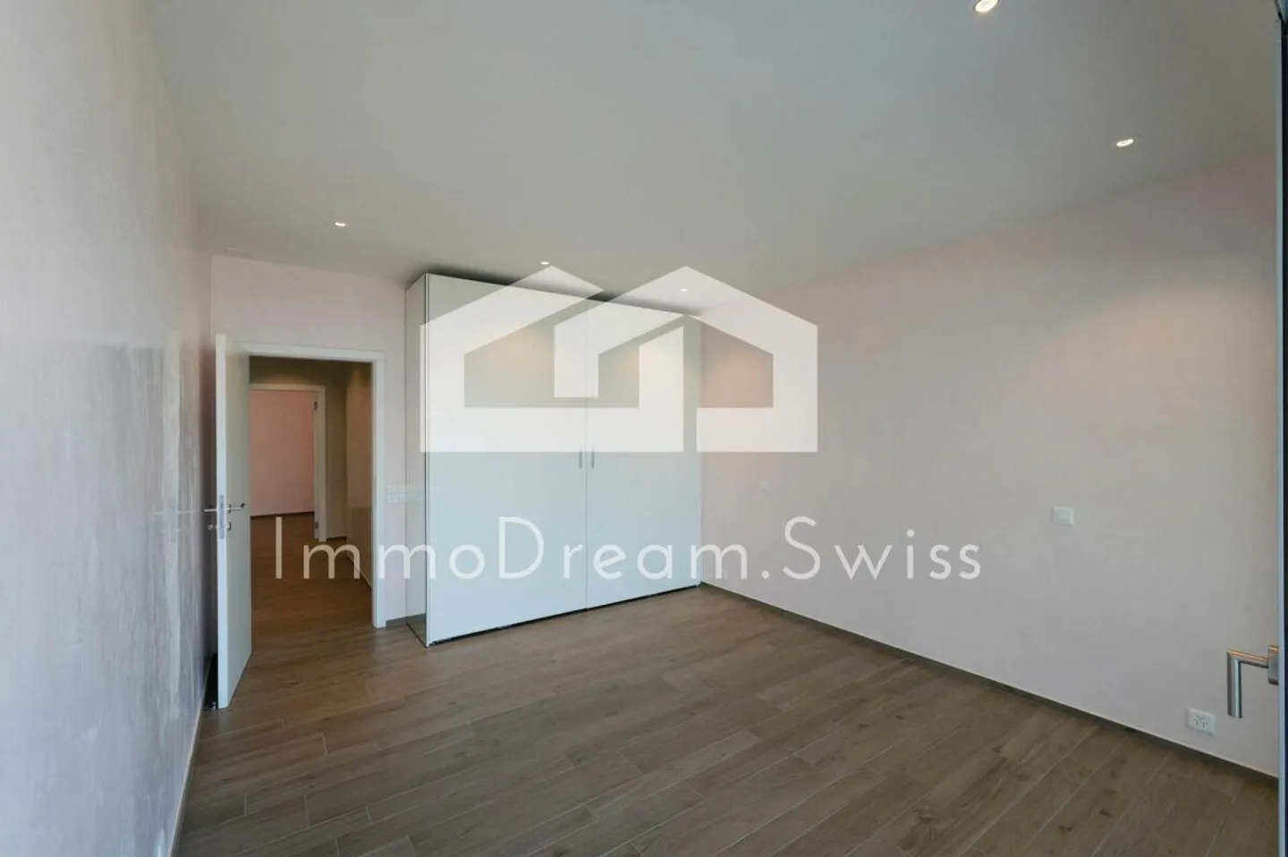 Condominio moderno di 4 ½ stanze all'ultimo piano con vista mozzafiato sul lago e sulle montagne - Foto 10 di 12