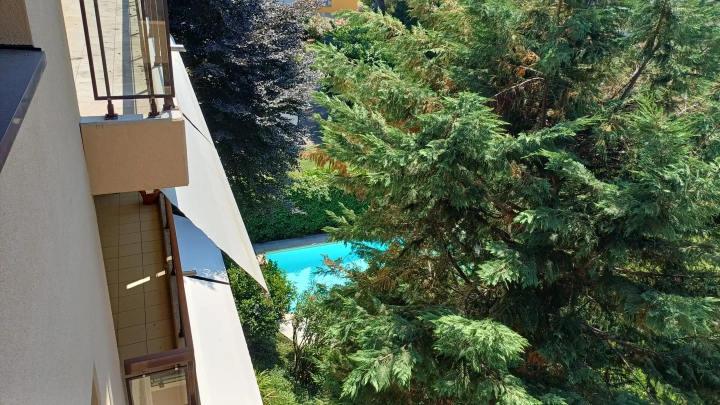 Appartamento all'ultimo piano con splendida vista aperta sul lago - Foto 7 di 12