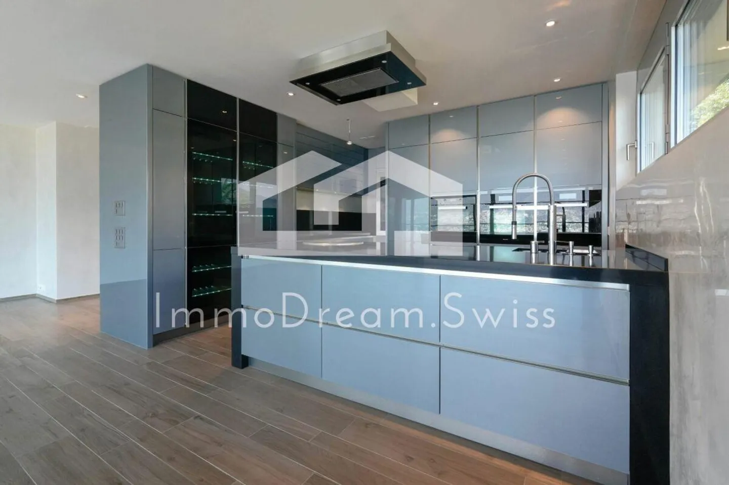 Condominio moderno di 4 ½ stanze all'ultimo piano con vista mozzafiato sul lago e sulle montagne - Foto 6 di 12