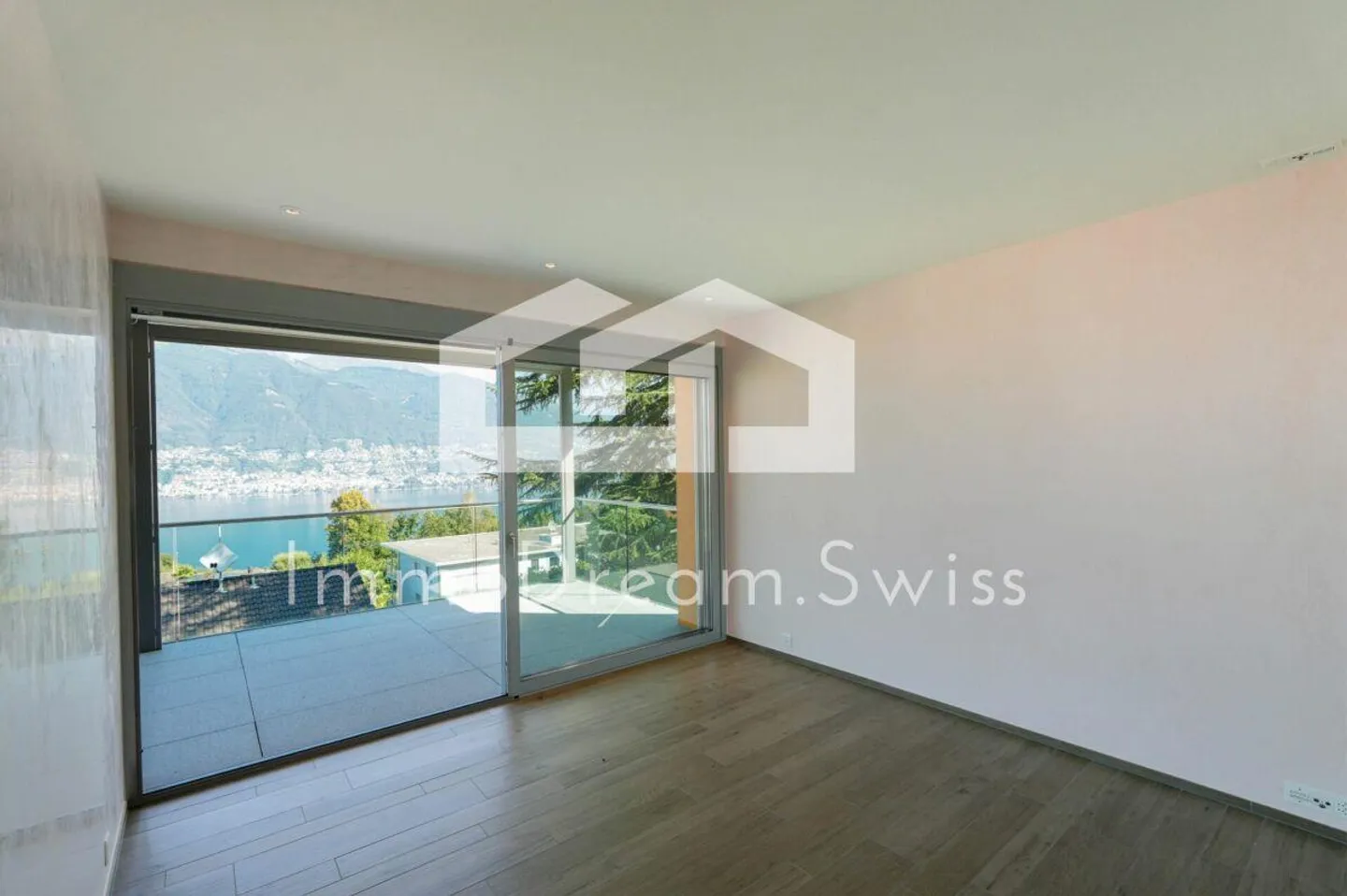 Condominio moderno di 4 ½ stanze all'ultimo piano con vista mozzafiato sul lago e sulle montagne - Foto 8 di 12