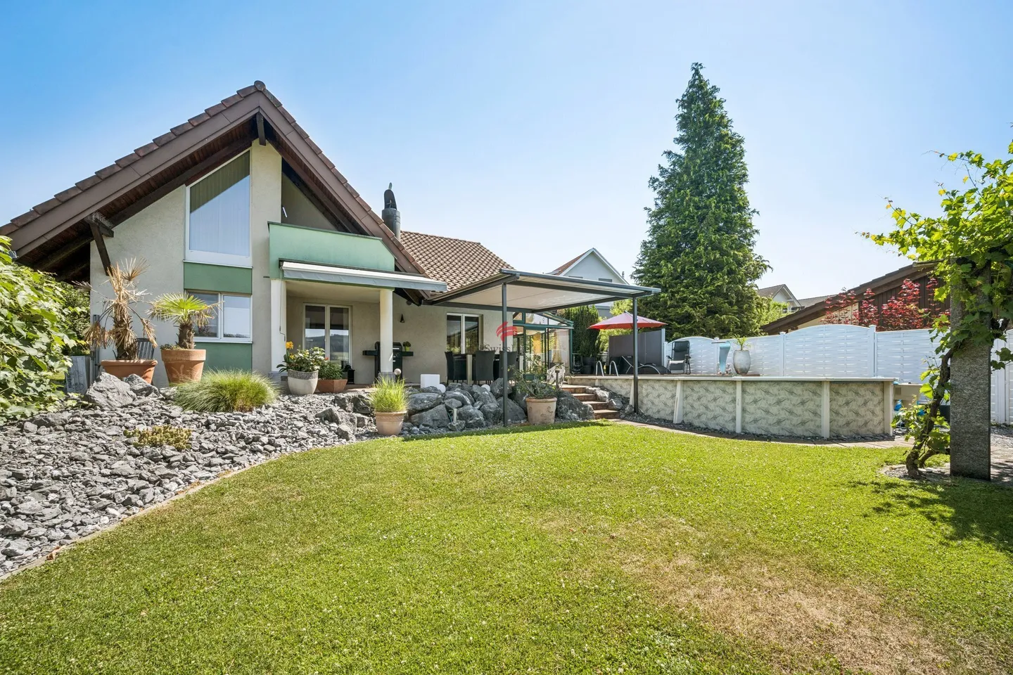 Well-maintained, detached single-family house with pool - Photo 2 of 13