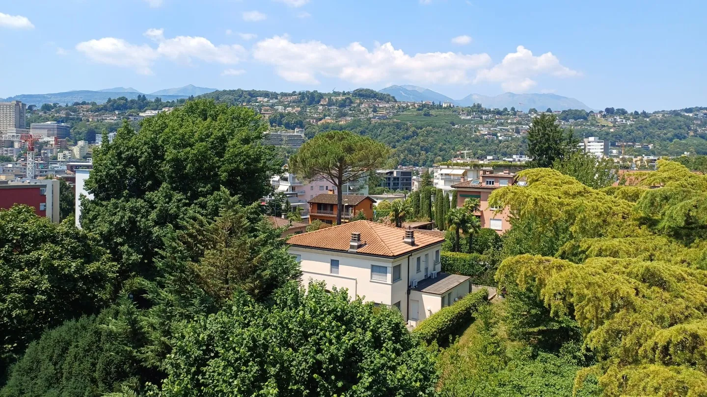 Appartamento all'ultimo piano con splendida vista aperta sul lago - Foto 8 di 12