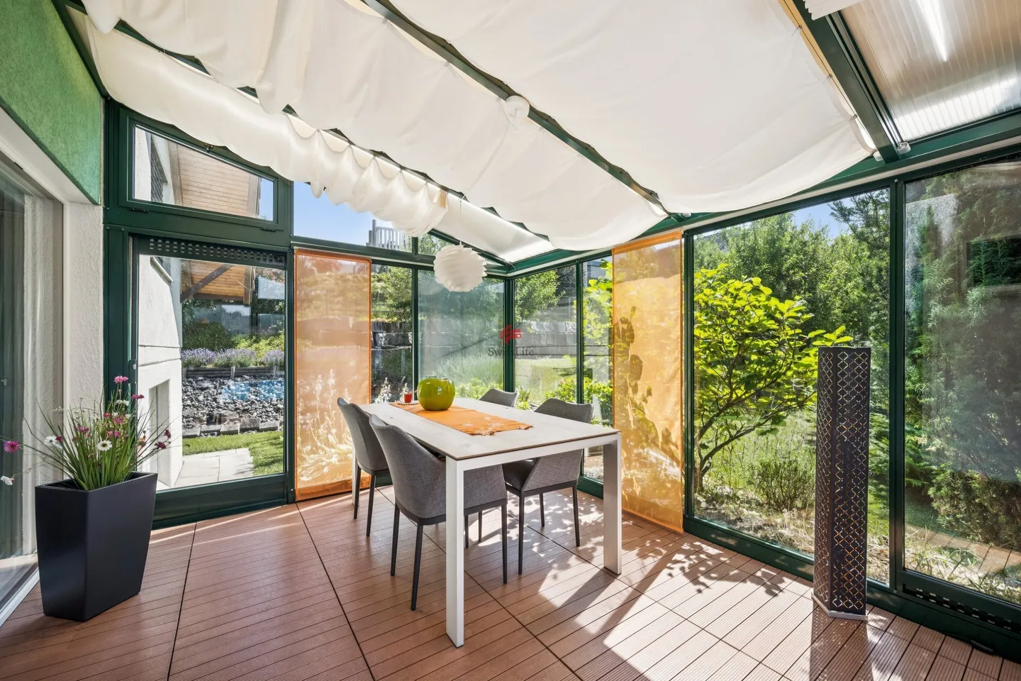 Well-maintained, detached single-family house with pool - Photo 6 of 13