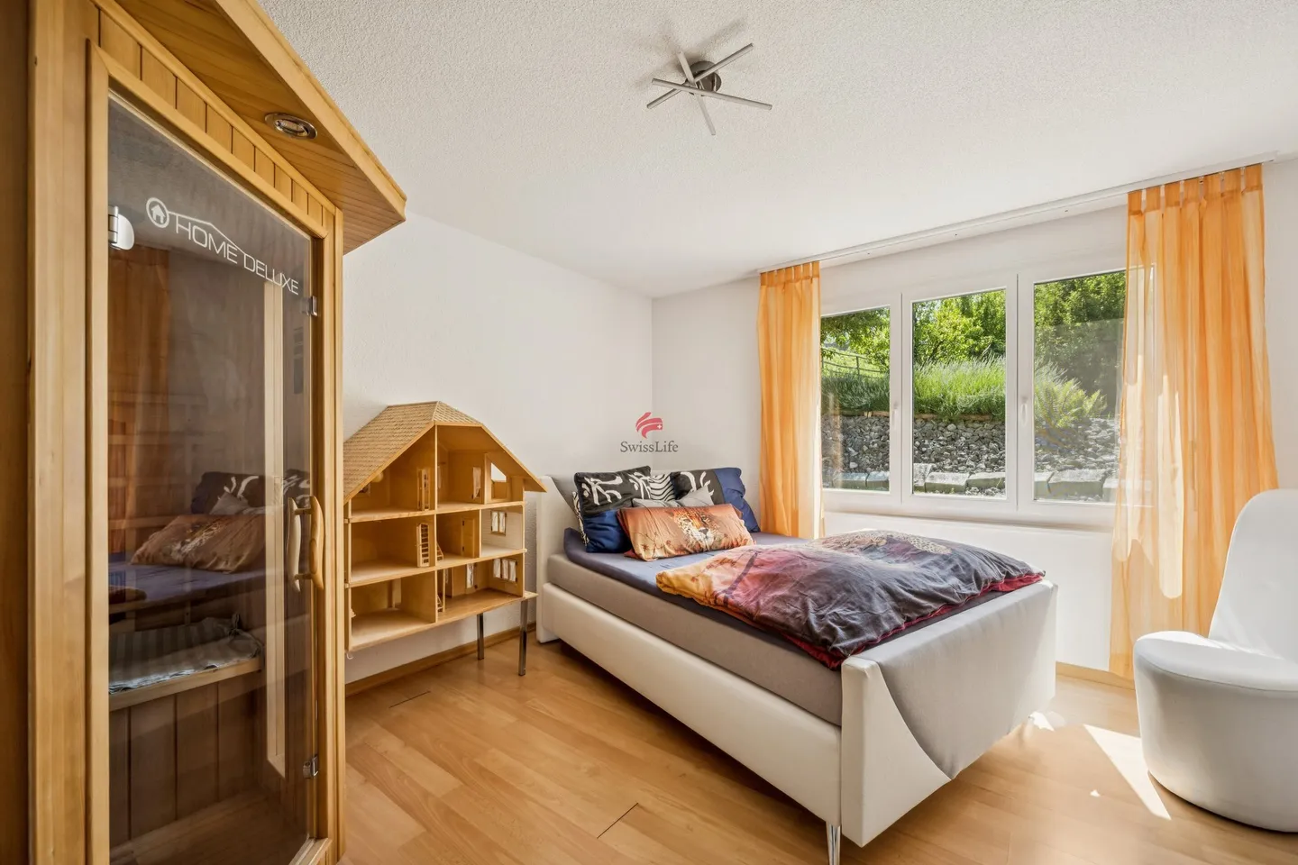 Well-maintained, detached single-family house with pool - Photo 9 of 13