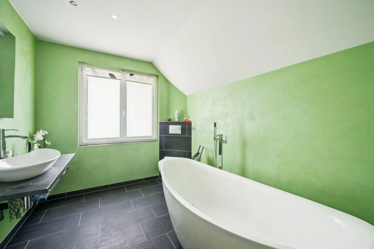 Well-maintained, detached single-family house with pool - Photo 11 of 13