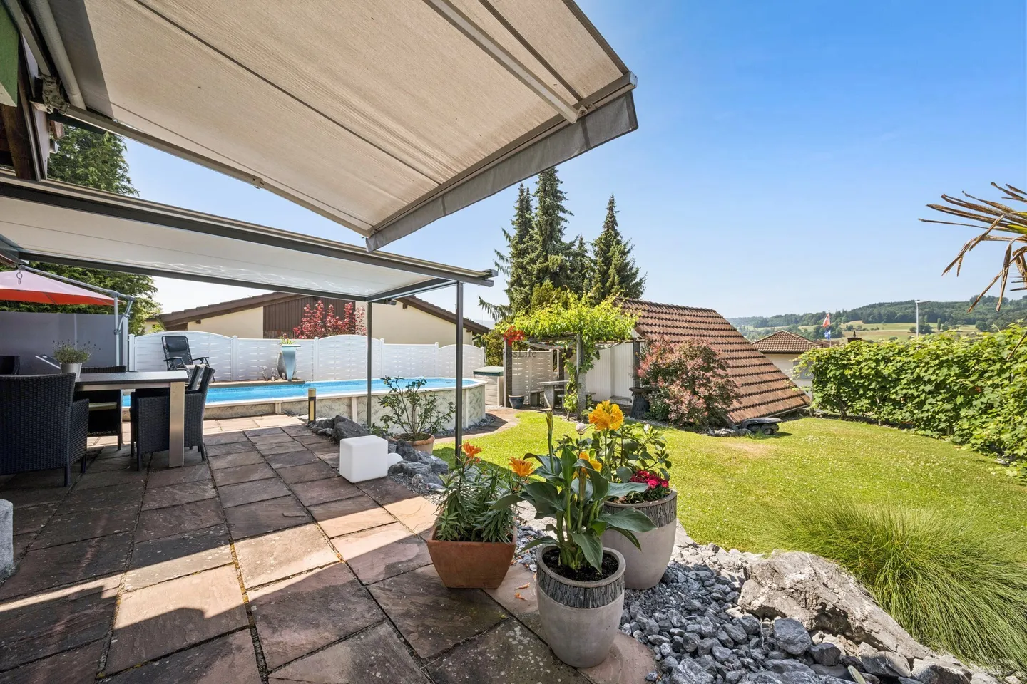 Well-maintained, detached single-family house with pool - Photo 12 of 13