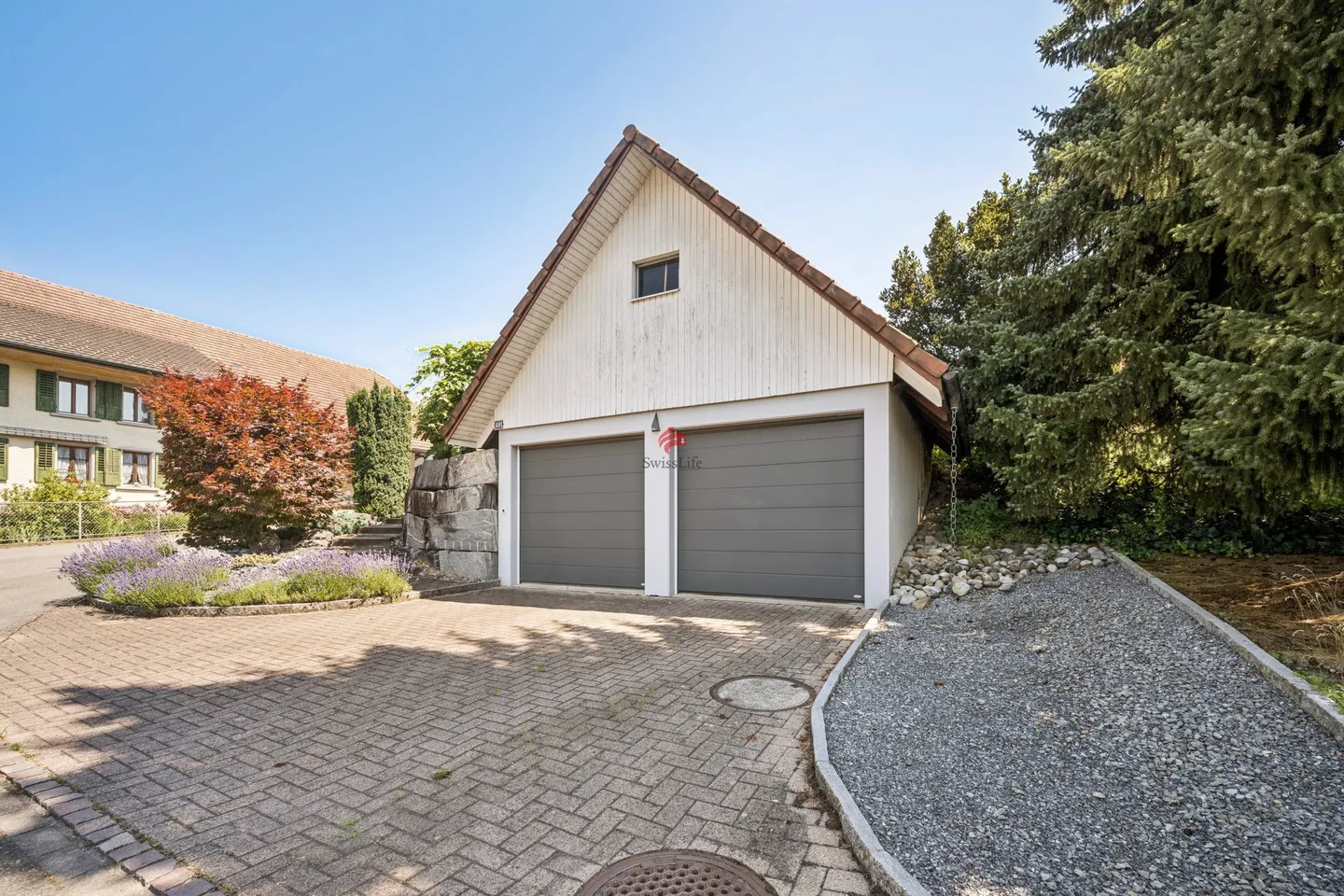 Well-maintained, detached single-family house with pool - Photo 13 of 13