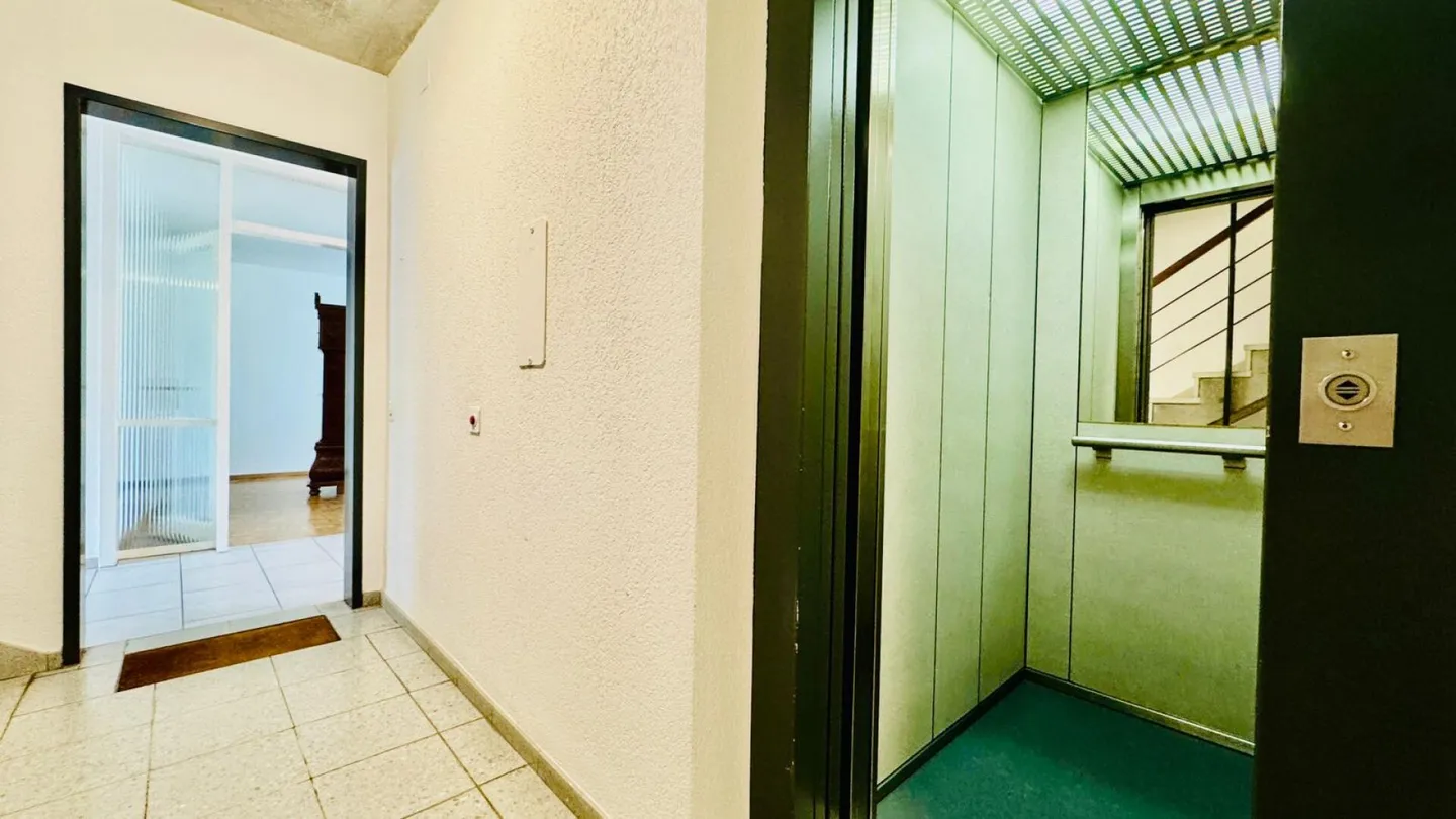 4.5-Zimmer-Wohnung mit Lift, Balkon, Keller und Tiefgaragenplatz an Top Lage - Foto 2 von 11