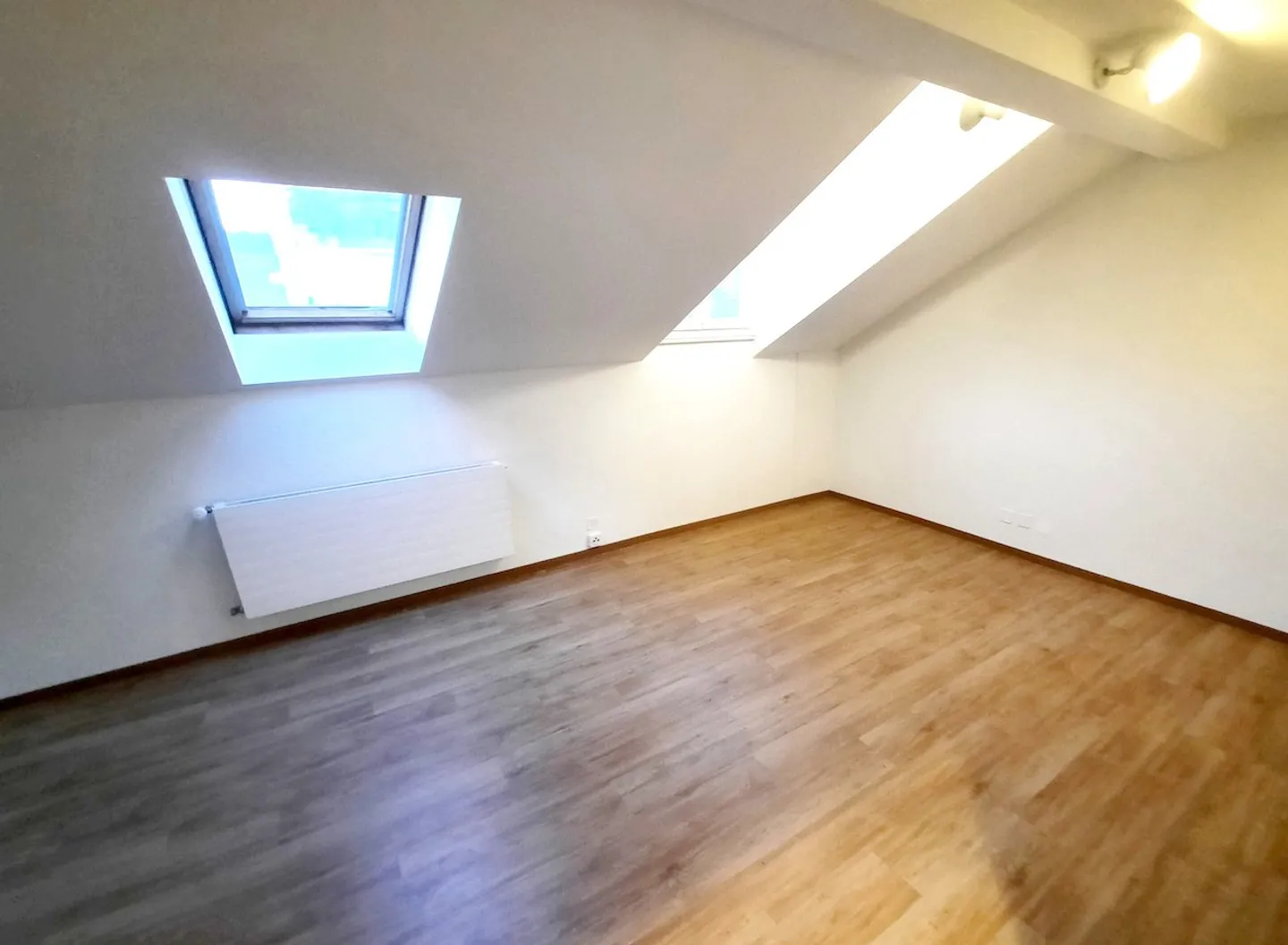 Appartamento mansardato affascinante in un edificio d'epoca modernizzato in una posizione tranquilla - Foto 1 di 7