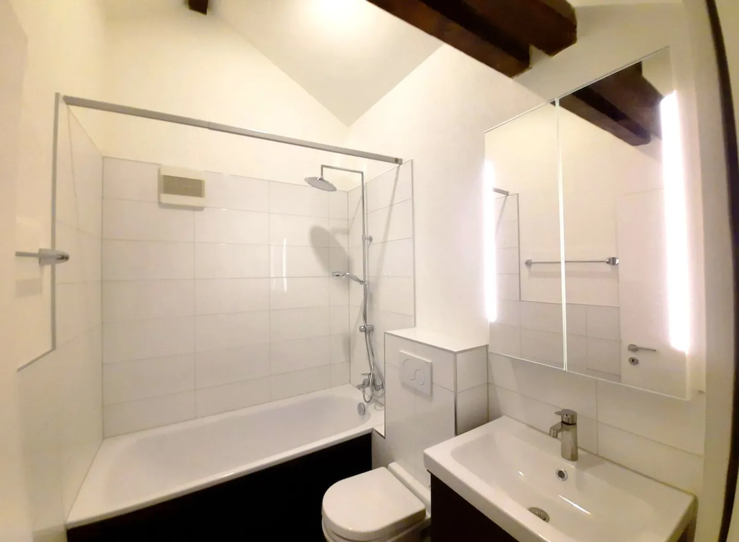 Appartamento mansardato affascinante in un edificio d'epoca modernizzato in una posizione tranquilla - Foto 3 di 7