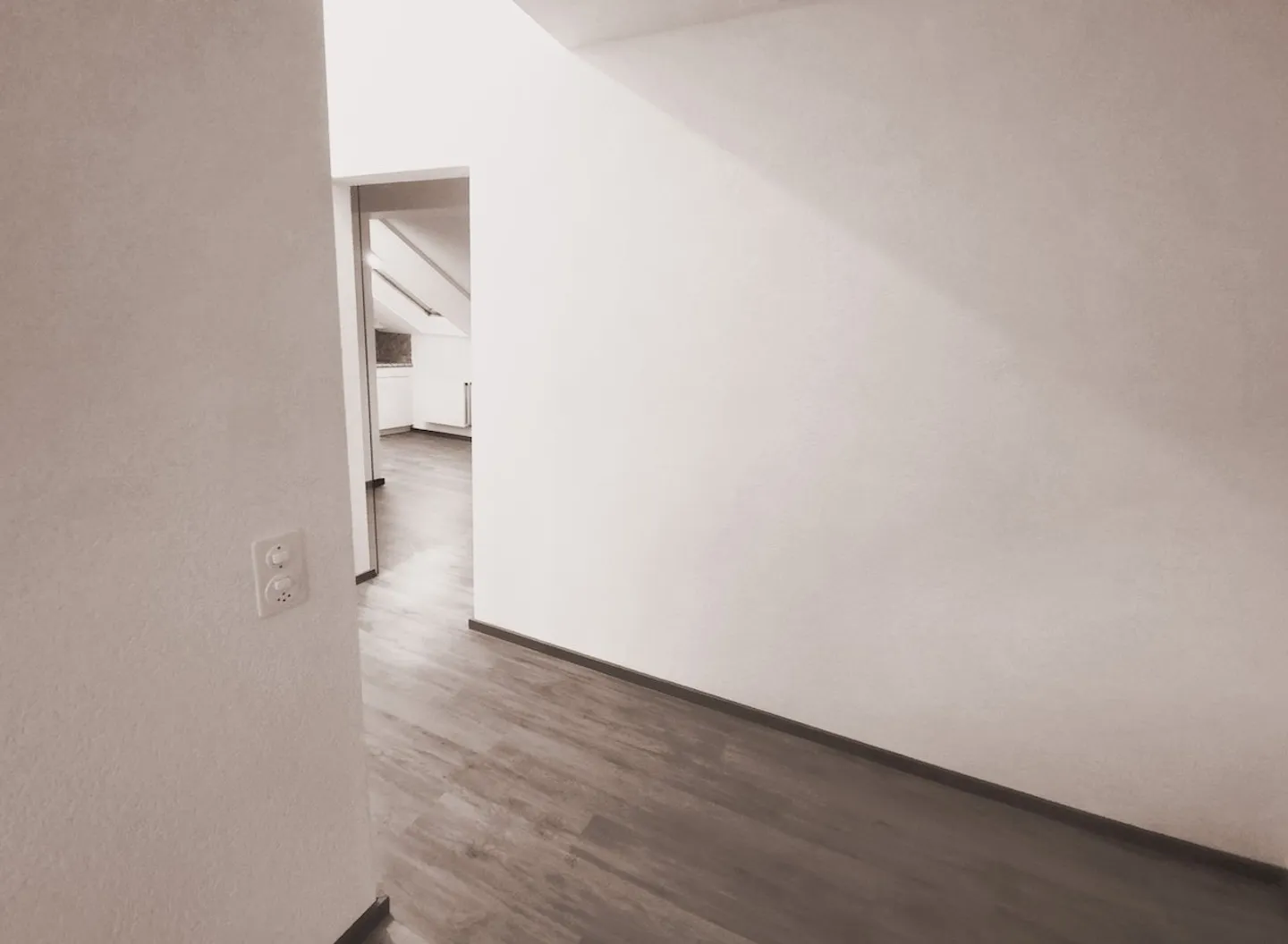 Appartamento mansardato affascinante in un edificio d'epoca modernizzato in una posizione tranquilla - Foto 4 di 7