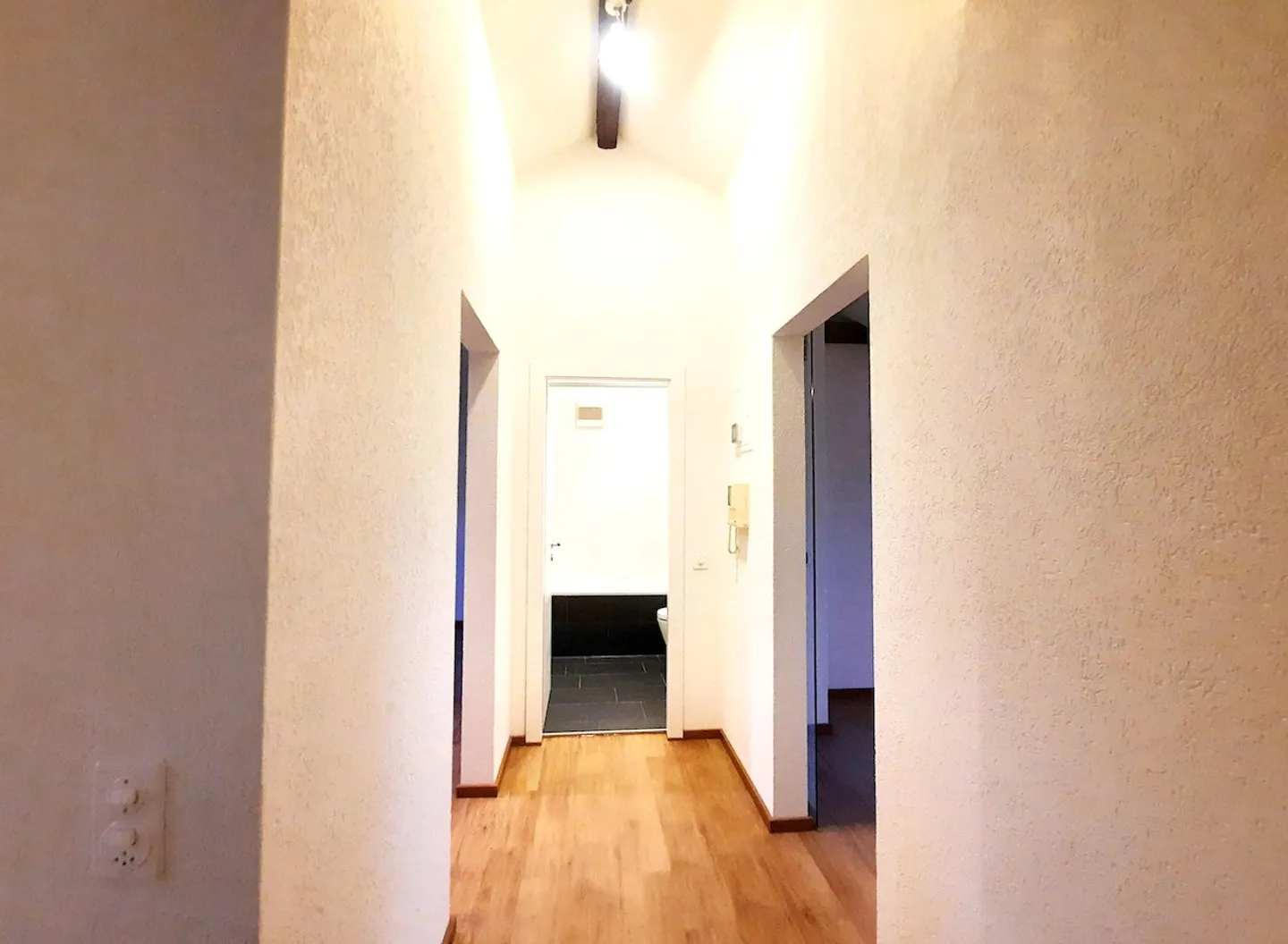 Appartamento mansardato affascinante in un edificio d'epoca modernizzato in una posizione tranquilla - Foto 5 di 7