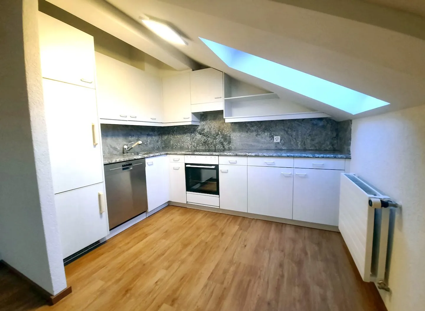 Appartamento mansardato affascinante in un edificio d'epoca modernizzato in una posizione tranquilla - Foto 2 di 7