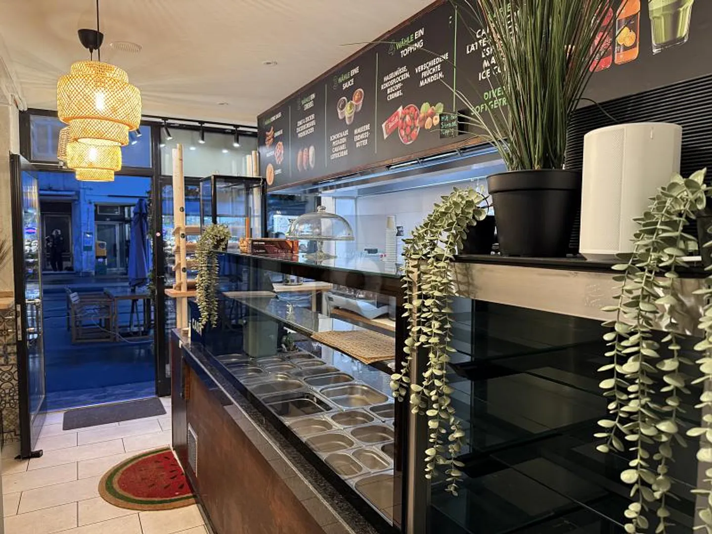 TOP LOCATION WITH HIGH FOOT TRAFFIC - Photo 3 of 6