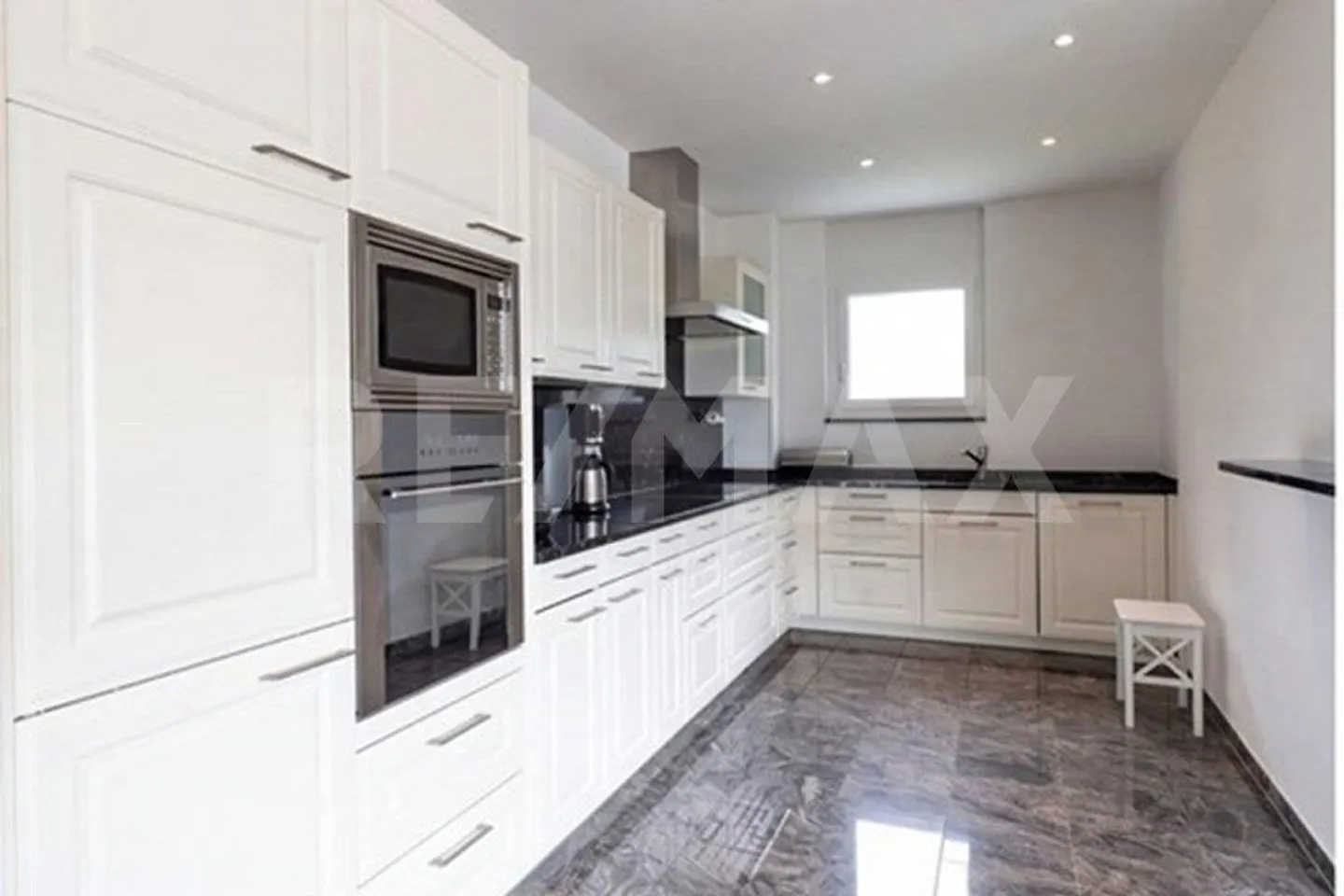 Exclusive Living Comfort in Elevated Location - Photo 6 of 10