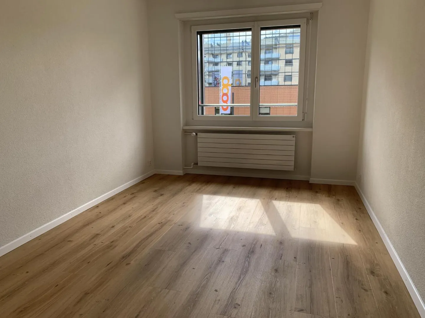 Charming 4-Room Apartment - Photo 2 of 8