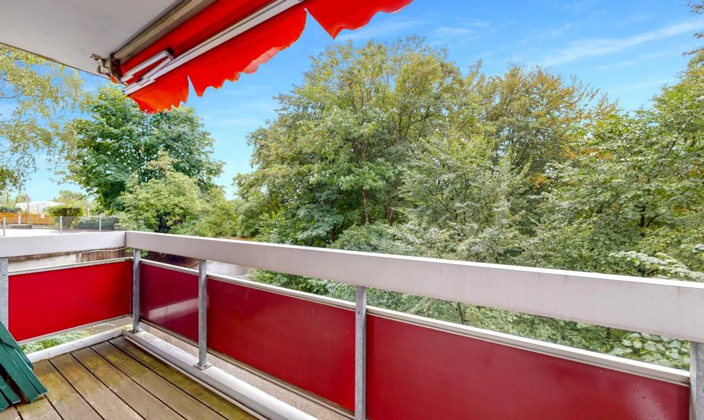 Renovierte 4,5-Zimmer-Wohnung mit Balkon und Aussicht! - Foto 3 von 13