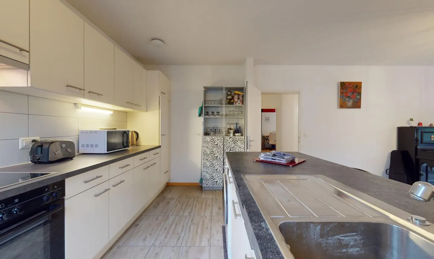 Renovierte 4,5-Zimmer-Wohnung mit Balkon und Aussicht! - Foto 4 von 13