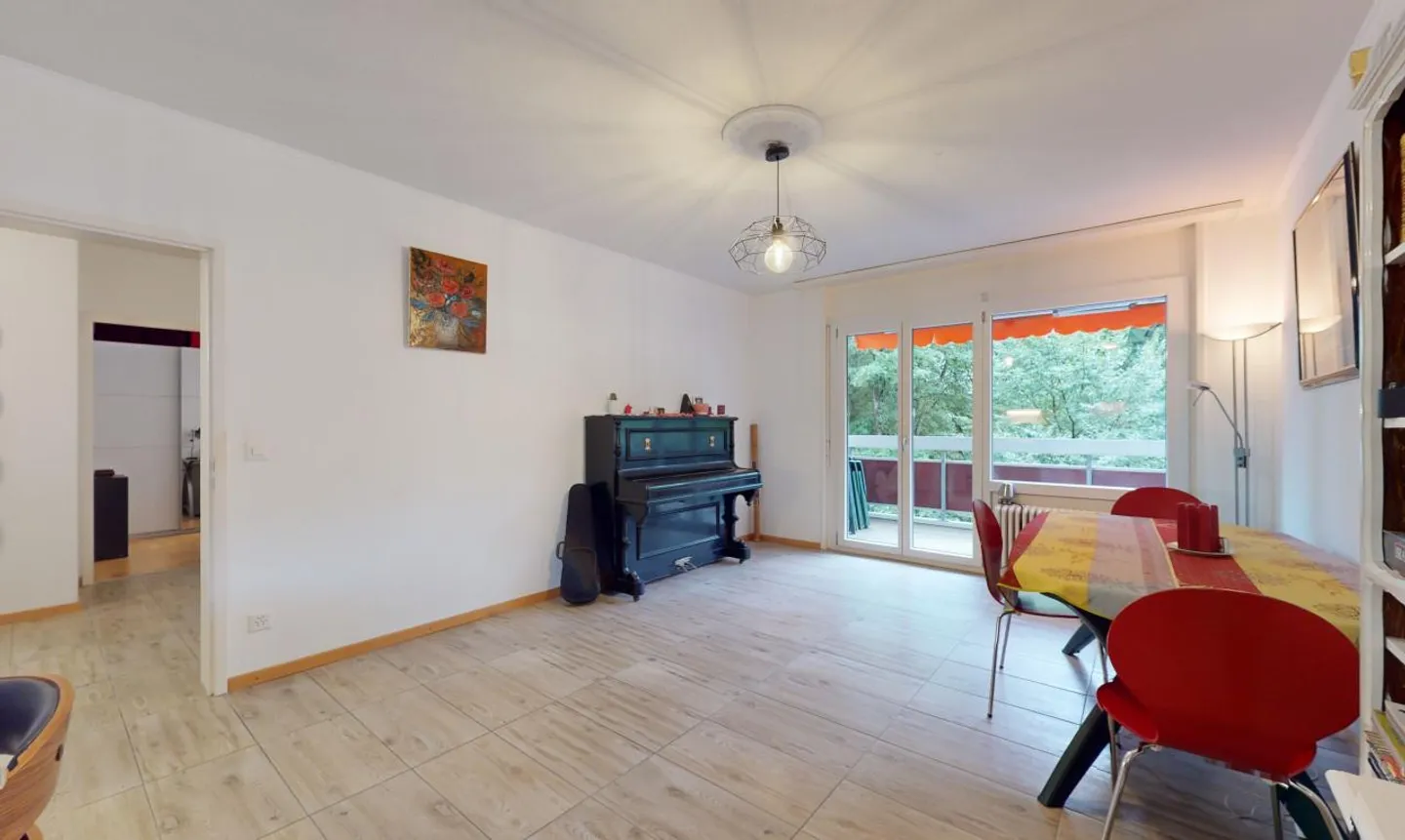 Renovierte 4,5-Zimmer-Wohnung mit Balkon und Aussicht! - Foto 5 von 13