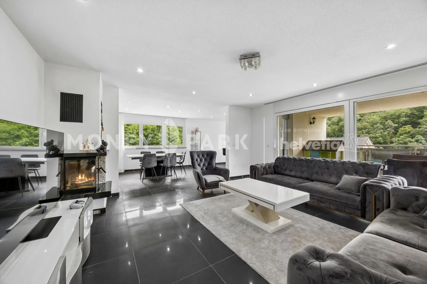 Building with 2 apartments of 4.5 rooms offering many layout and development possibilities. - Photo 2 of 13